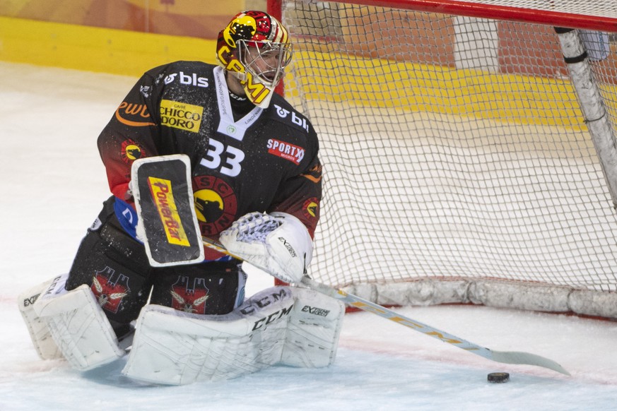 Berns Goalie Pascal Caminada ist geschlagen beim 2:3, waehrend des Meisterschaftsspiels der National League zwischen dem SC Bern und dem HC Lausanne, am Freitag, 22. November 2019 in der Postfinance A ...