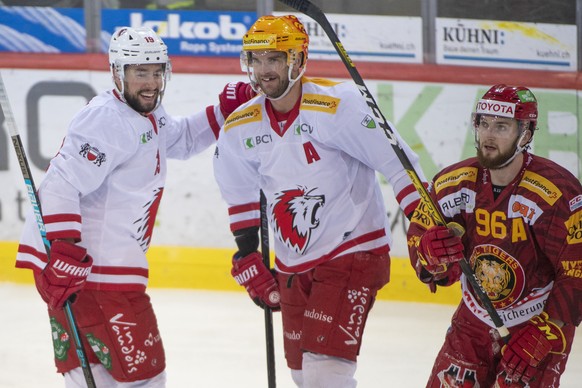 Lausannes Josh Jooris, links, und Topscorer Dustin Jeffrey, Mitte, jubeln neben Tigers Andrea Glauser, rechts, waehrend dem Meisterschaftsspiel der National League zwischen den SCL Tigers und dem HC L ...