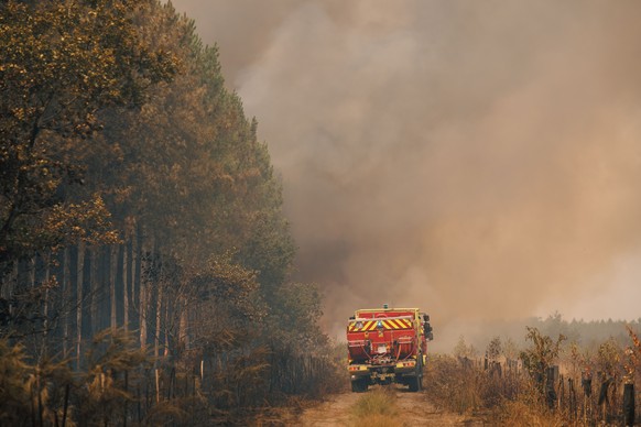 epa13136136 A firefighting crew is deployed to battle a wildfire in Saint-Jean-d'Illac, southwestern France, 27 July 2026. According to the French Ministry of the Interior, 167,000 people have be ...