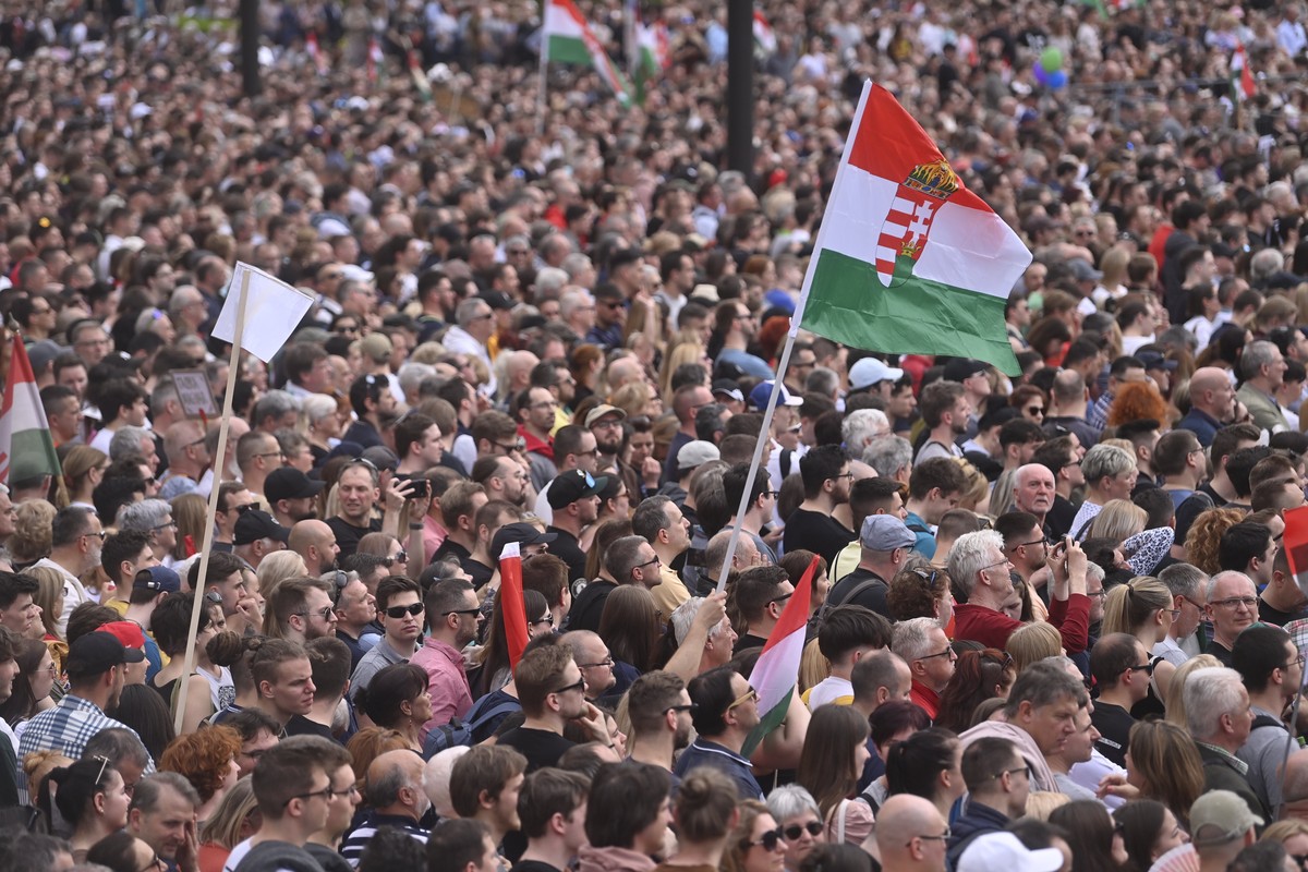 epa11262965 Protesters attend an anti-government demonstration announced by Hungarian lawyer Peter Magyar in front of the Parliament building at Kossuth square in Budapest, Hungary, 06 April 2024. Mag ...