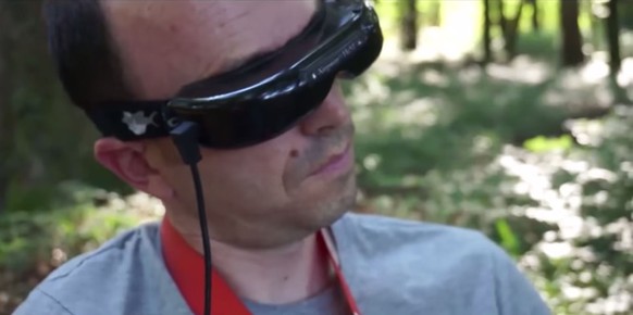 Die Teilnehmer von «Drone Racing» tragen spezielle Brillen, um die Flugmaschinen zu steuern. 