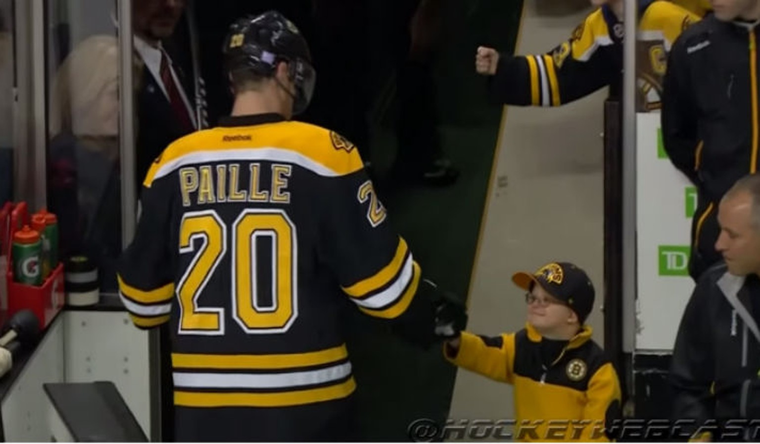 Abklatschen zweier Bruins: Spieler Daniel Paille, Fan Liam Fitzgerald.