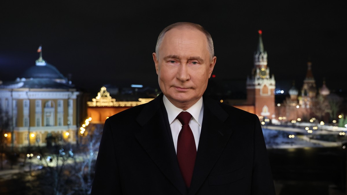 epa11051344 Russian President Vladimir Putin speaks during his annual New Year's address to the nation in Moscow, Russia, 31 December 2023. EPA/GAVRIIL GREGOROV / SPUTNIK / KREMLIN POOL