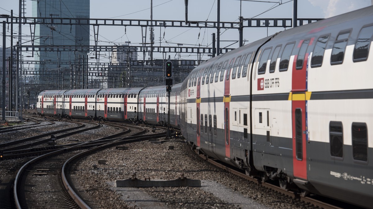 Ein SBB Zug schlaengelt sich aus dem Bahnhof, aufgenommen am Dienstag, 13. September 2016 in Zuerich. (KEYSTONE/Ennio Leanza)