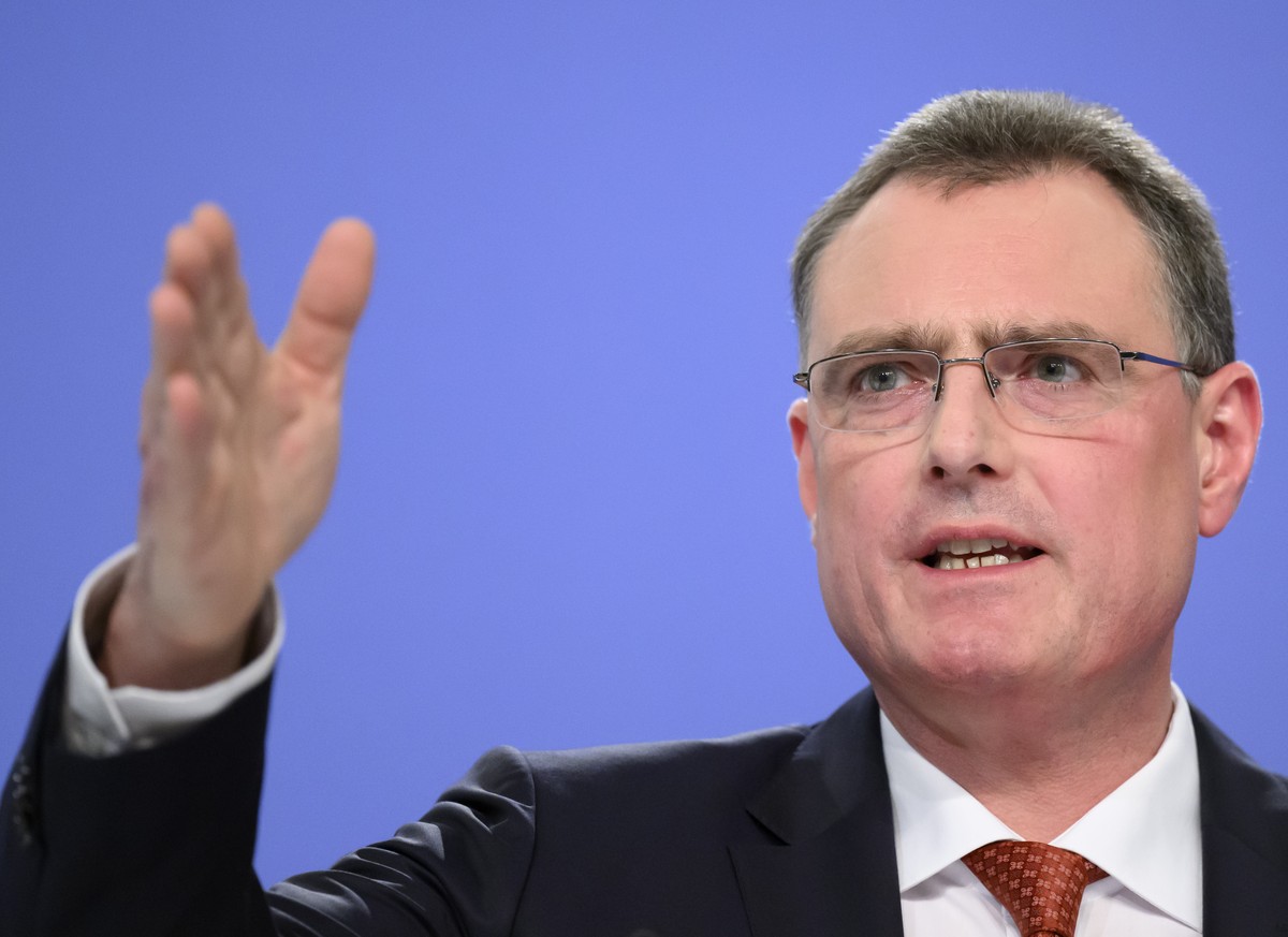 epa10015598 Swiss National Bank's (SNB) Chairman of the Governing Board Thomas Jordan speaks during a semi-annual conference of Swiss National Bank (SNB BNS), in Bern, Switzerland, 16 June 2022.  ...