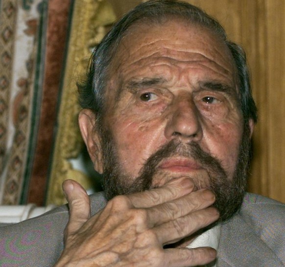 MOS08-20010628-MOSCOW, RUSSIAN FEDERATION: Russian KGB agent George Blake gestures while talking after the presentation of his book, featuring letters between him and his colleagues, Americans Peter a ...