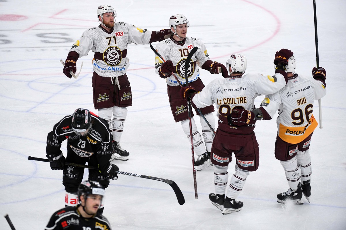 Ginevra's players celebrate the score 1-2 during the preliminary round game of National League A (NLA) Swiss Championship 2019/20 between HC Lugano and HC Ginevra Servette at the ice stadium Corn ...