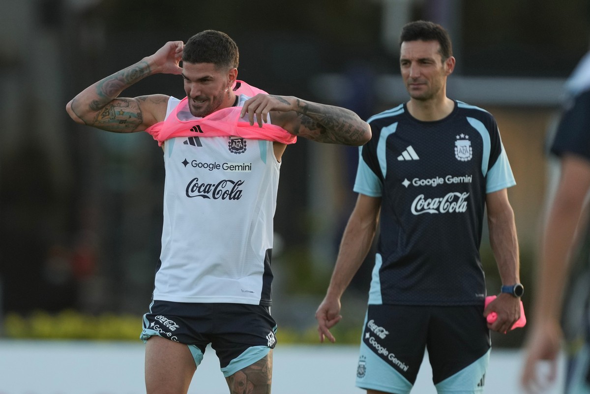 Argentina's Rodrigo De Paul, , left, and coach Lionel Scaloni attends a training session ahead of an international friendly match against Mauritania, at the Argentina Soccer Association in Buenos ...