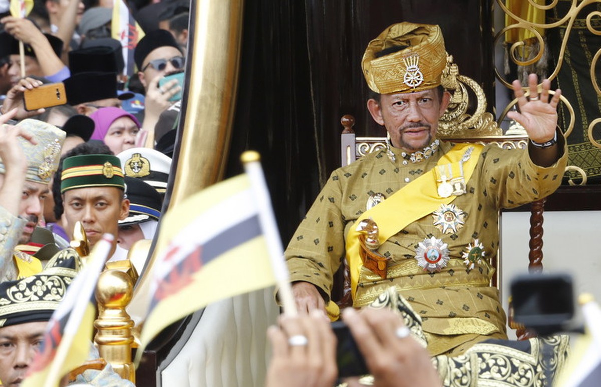 epa07475105 (FILE) Brunei's Sultan Hassanal Bolkiah waves to well-wishers during a procession as part of the Golden Jubilee celebrations in Bandar Seri Begawan, Brunei, 05 October 2017 (reissued  ...