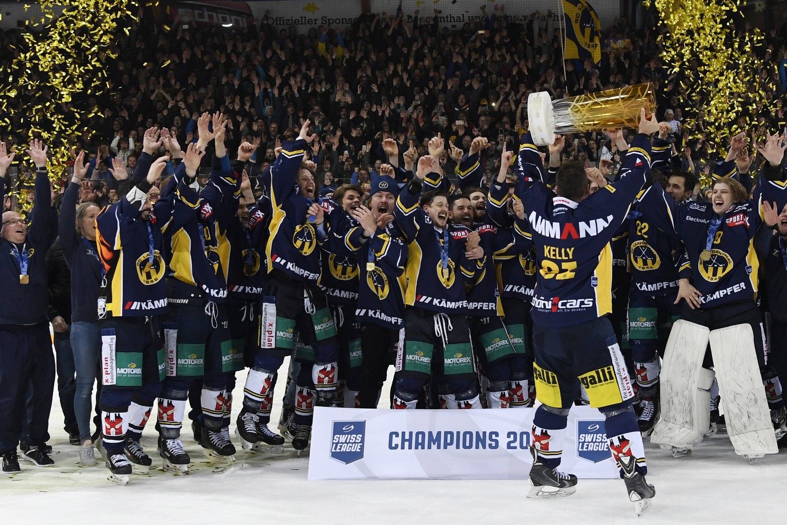 Langenthals Spieler den Swiss League Schweizer Meistertitel, nach dem vierten Playoff Finalspiel der Swiss League, zwischen dem SC Langenthal und dem HC La Chaux de Fonds, am Mittwoch 3. April 2019 au ...