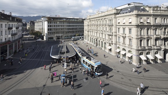 ARCHIVBILD - ZUR MELDUNG BEZUEGLICH BANKEN GEGEN EIGENMITTELVERORDNUNG - Paradeplatz Square with the headquarter of Swiss banks UBS, centre, and Credit Suisse, right, and the tram stop Paradeplatz in  ...