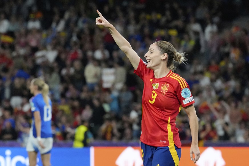 Spain&#039;s Esther Gonzalez celebrates after scoring her side&#039;s third goal during the Women&#039;s Euro 2025, group B, soccer match between Italy and Spain at Stadion Wankdorf in Bern, Switzerla ...