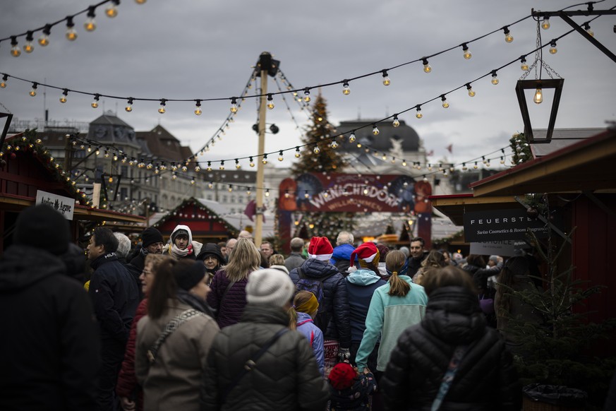 Besucher am Weihnachtsmarkt Wienachtsdorf auf dem Zuercher Sechselaeutenplatz, am Sonntag, 10. Dezember 2023 in Zuerich. (KEYSTONE/Michael Buholzer)