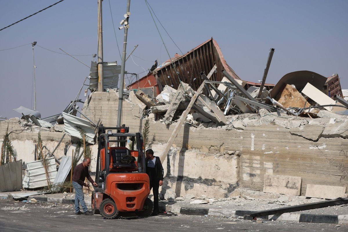 Israeli Operation Displaces Hebron Families HEBRON, PALESTINE, OCTOBER 24, 2026: Israeli forces maintain closures and take over Palestinian homes for military use in the Deir Baha area of Hebron in th ...
