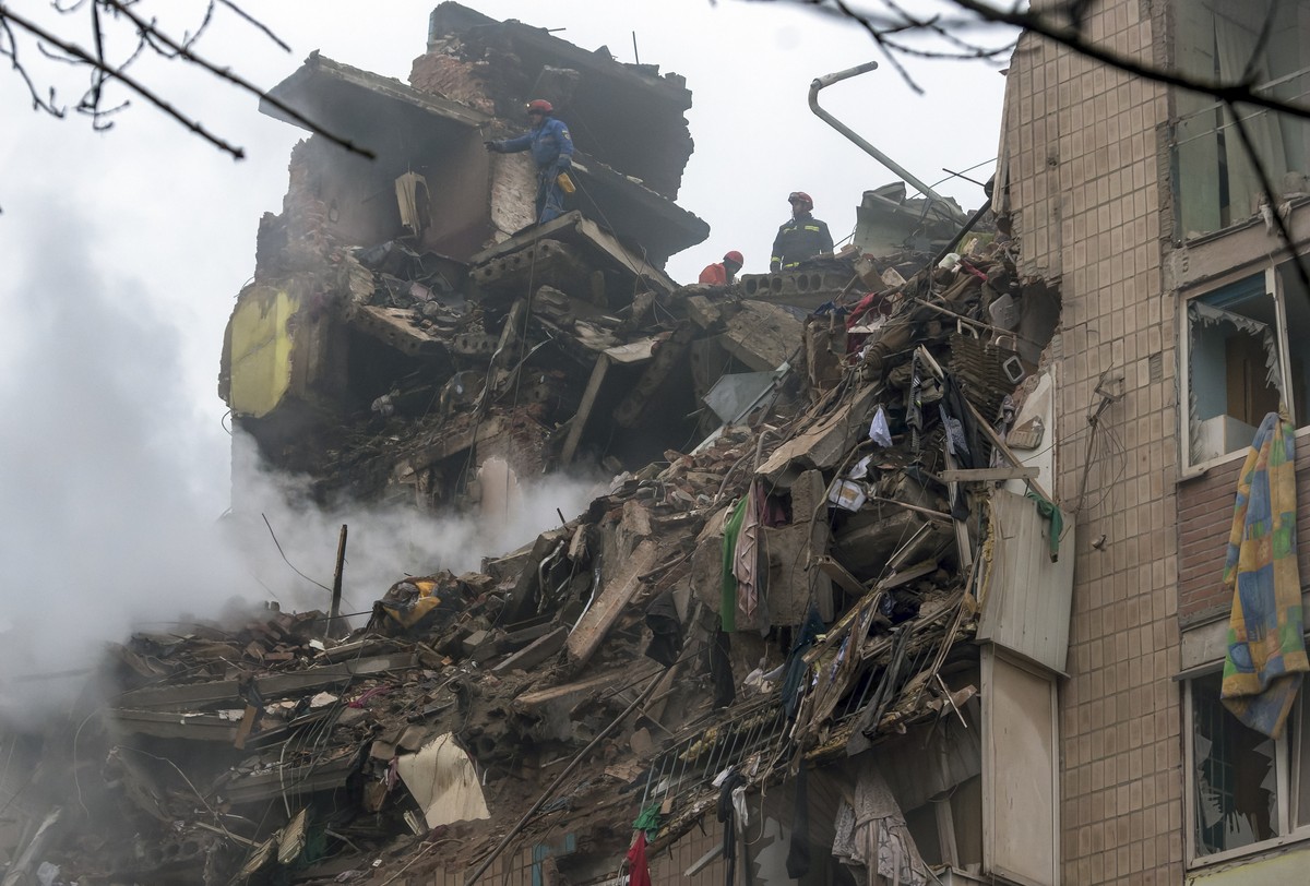 epa12537303 Ukrainian rescuers work at the site of a Russian strike on a high-rise residential building in Ternopil, western Ukraine, 20 November 2025, amid the Russian invasion. At least 26 people we ...