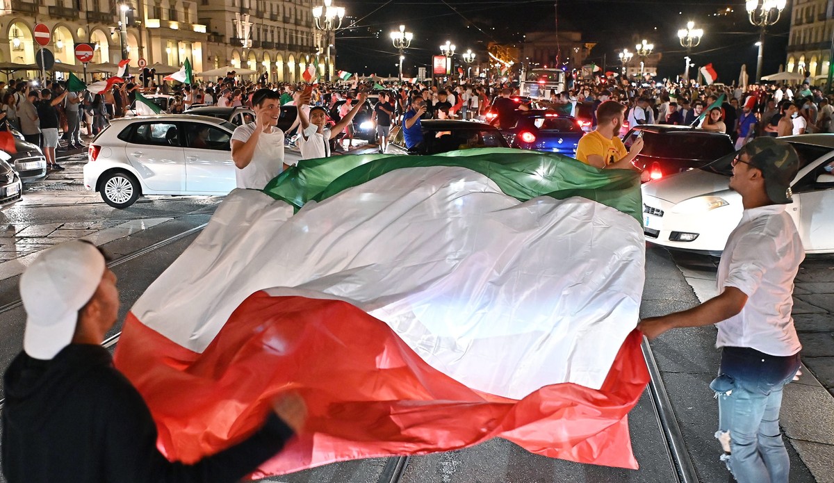 epa09327782 Italy fans celebrate their team's victory in the UEFA EURO 2020 semi final match between Italy and Spain in Turin, Italy, early 07 July 2021. EPA/Alessandro Di Marco