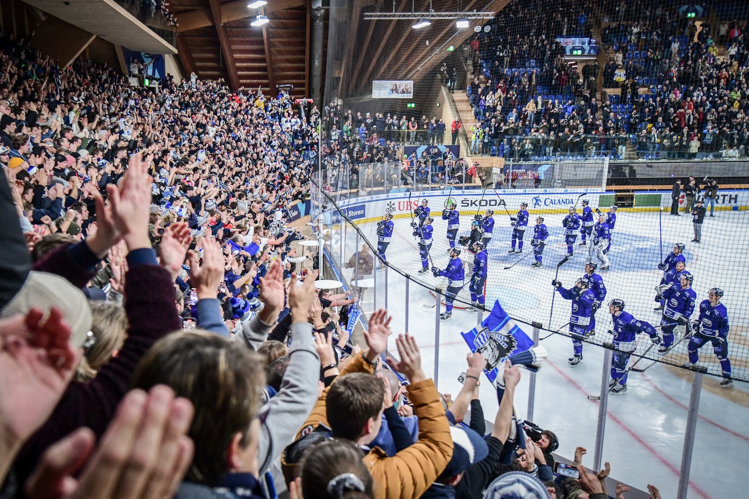 Ambri`s players celebrate with the fans after winning the game between Switzerland&#039;s HC Ambri-Piotta, and Swedens Oerebro HK, at the 94th Spengler Cup ice hockey tournament in Davos, Switzerland, ...