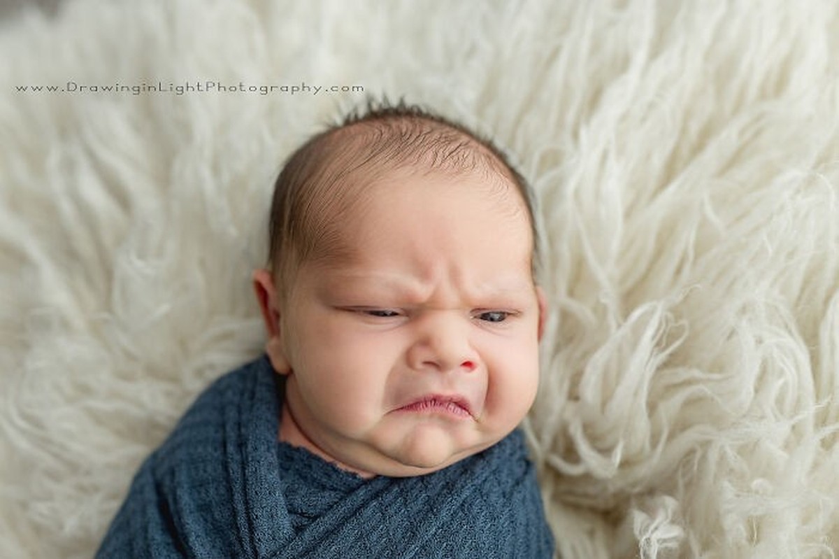 Hässiges Baby bei Baby-Fotoshooting