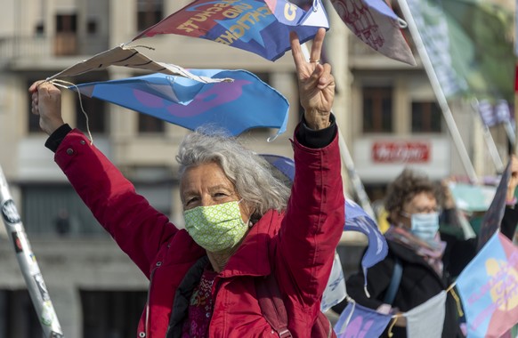 Eine Wimpelkette, welche die Wuensche und Hoffnungen der Menschen in der Klimakrise symbolisiert, wird an der von den KlimaSeniorinnen organisierten Weiterzugskundgebung ueber die Mittlere Bruecke get ...