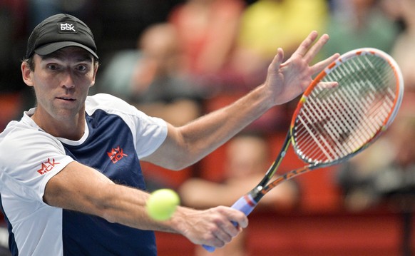 epa04987803 Ivo Karlovic of Croatia in action against Sergiy Stakhovsky of Ukraine during their first round match of the Erste Bank Open ATP tennis tournament in Vienna, Austria, 21 October 2015. EPA/ ...