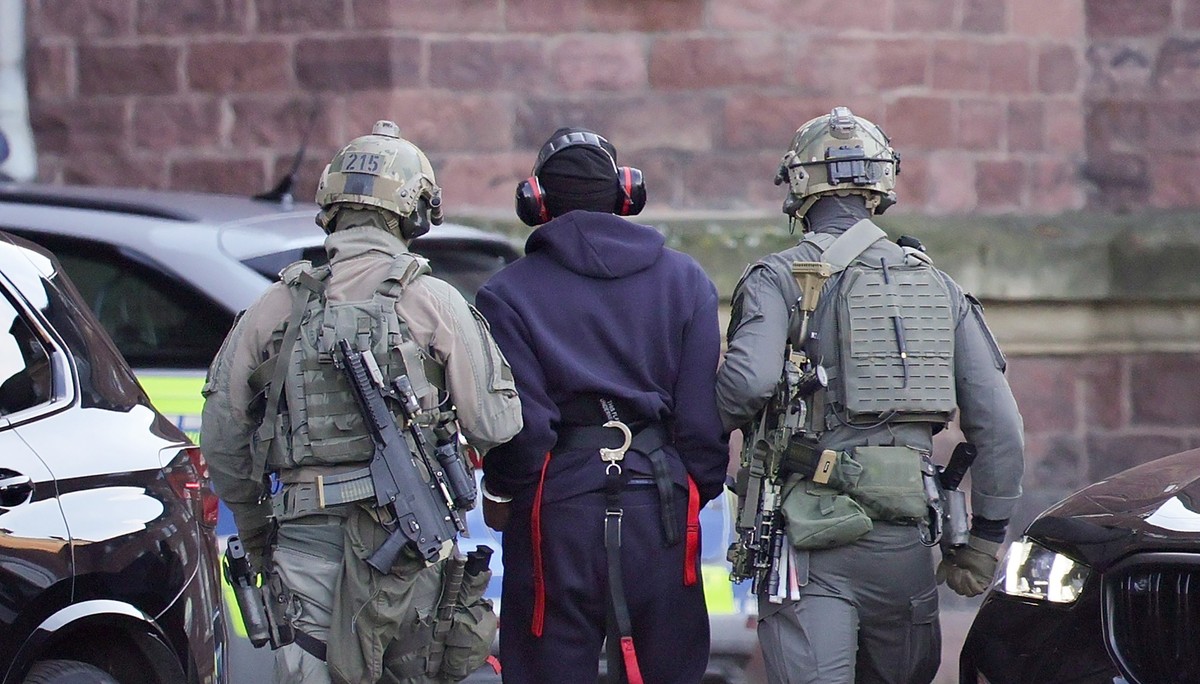 epa12552533 Federal Police officers lead the arrested suspect, Ukrainian citizen Serhii K. out from the helicopter for his arraignment at the Federal Supreme Court (BGH) in Karlsruhe, Germany, 27 Nove ...