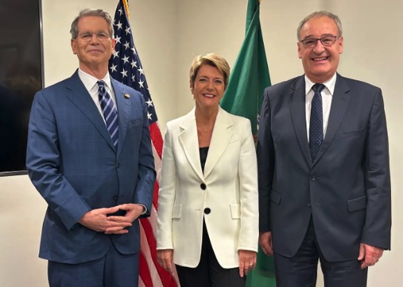 Karin Keller-Sutter und Guy Parmelin in Washington bei US-Finanzminister Bessent.