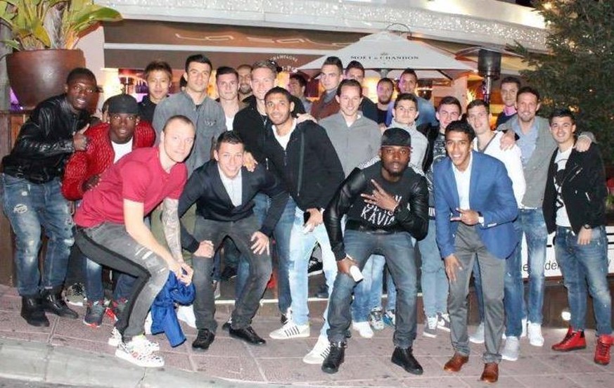 Die FCB-Gang aufgebrezelt im Ausgang.