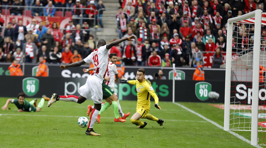 Themen der Woche - SPORT Köln, RheinEnergieStadion, 22.10.17: Sehrou Guirassy (1.FC Köln) (L) vergibt die wohl beste Chance kurz vor Spielschluss im Spiel der 1. Bundesliga zwischen 1.FC Köln vs. SV W ...