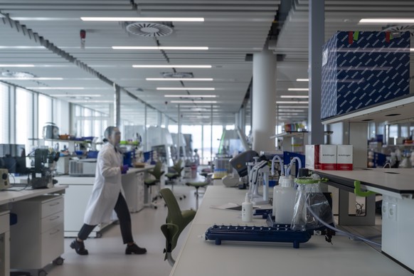 Ein Labor, fotografiert bei der Eroeffnungsfeier des neuen Roche Forschungs- und Entwicklungszentrums (pRED-Center) in Basel, am Dienstag, 10. September 2024. (KEYSTONE/Georgios Kefalas)