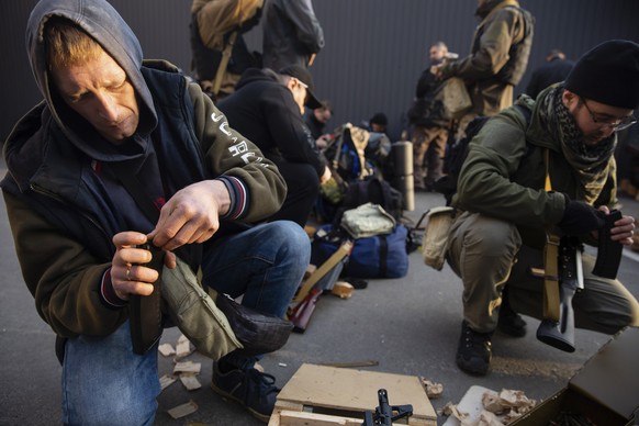 epa09784426 Territorial defense fighters receive weapons and ammunition in Kiev, Ukraine, 25 February 2022. Russian troops entered Ukraine on 24 February prompting the country&#039;s president to decl ...