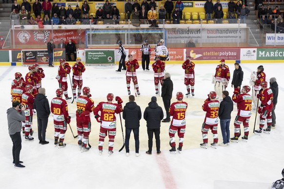 Tigers Verwaltungsratspraesident Peter Jakob, Mitte, spricht nach dem Qualifikationsspiel der National League zwischen den SCL Tigers und dem Genf-Servette HC, am Montag 14. Maerz 2022, im Ilfisstadio ...