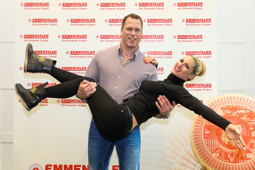 Matthias Sempach und Michelle Hunziker posieren anlaesslich der Emmentaler Switzerland Charity-Auktion mit Michelle Hunziker und Matthias Sempach am 4. November 2016 in Bern. (PPR/Ben Zurbriggen)