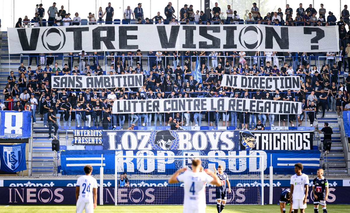 Les supporters lausannois brandissent une banderole "Votre vision ? Sans ambition, ni direction lutter contre la relegation" au debut de la rencontre de football de Super League entre le FC  ...