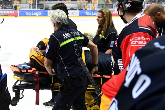 Lugano’s player Julien Vauclair gets carried from the ice during the Champions League 2016 HC Lugano against Adler Mannheim, at the ice stadium Resega in Lugano, Switzerland, Wednesday, September 07,  ...