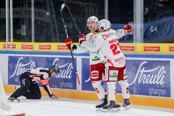 Gaetan Haas (EHCB) jubelt nach seinem Treffer zum 2:2 mit Yanick Sablatnig (EHCB) waehrend dem Meisterschaftsspiel der National League zwischen den SC Rapperswil Jona Lakers und dem EHC Biel, am Freit ...