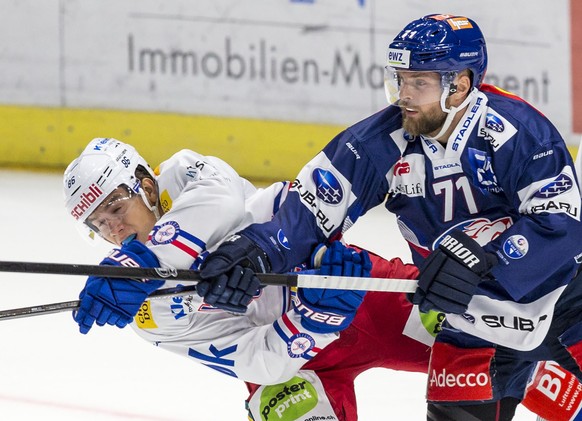 ZSC Lions Stuermer Fredrik Pettersson, rechts, gegen EHC Kloten Verteidiger Alain Bircher waehrend dem Eishockey-Meisterschaftsspiel der National League zwischen den ZSC Lions und dem EHC Kloten am Sa ...