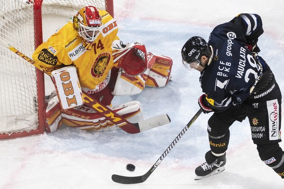 Gotterons Tristan Vauclair, rechts, kommt nicht an Langnaus Torhueter Ivars Punnenovs vorbei, beim Eishockey Meisterschaftsspiel der National League zwischen dem HC Fribourg Gotteron und den SCL Tiger ...