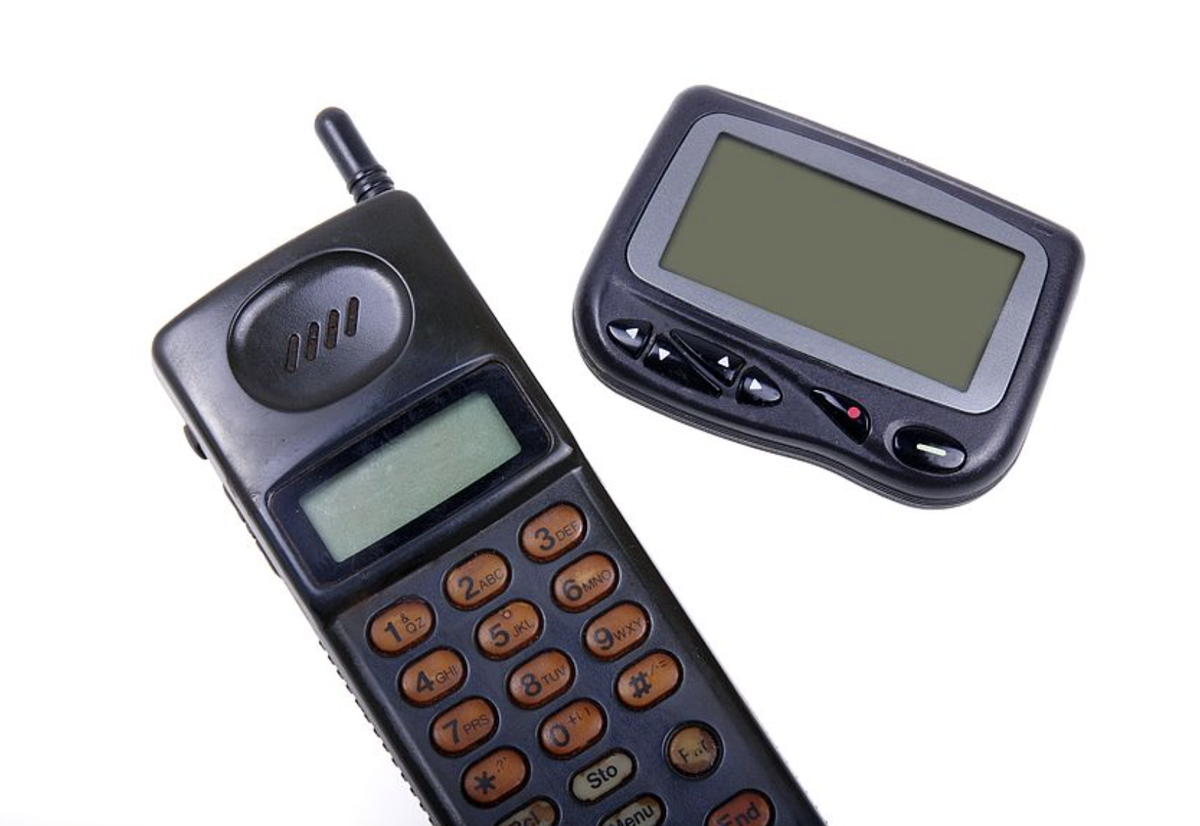 Le natel xxl, à gauche, et le pager, en haut à droite.