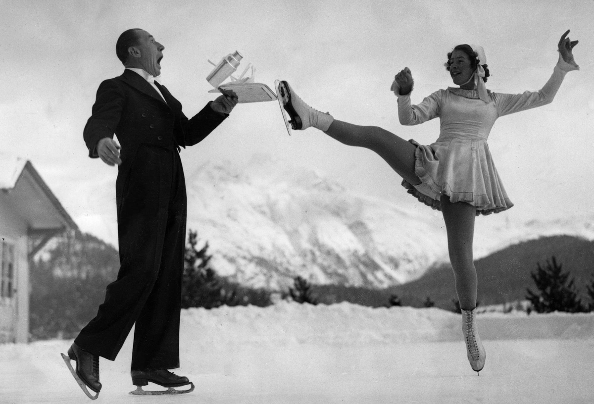ARCHIVE SAINT MORITZ circa 1930. Suzy Demoll, German figure skater, trains in Saint Moritz for the European Championships and here kicks the tray carried by the waiter Jack on skates. sp_sw x5600x