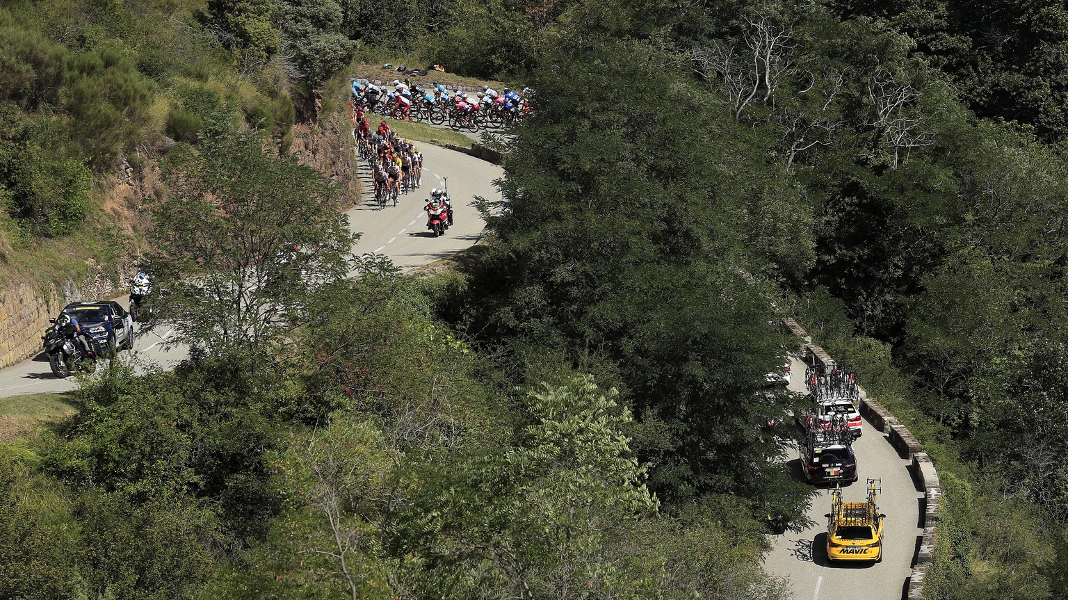 epa08635431 The peloton is on the way during the 2nd stage of the 107th edition of the Tour de France cycling race over 186km around Nice, France, 30 August 2020. EPA/CHRISTOPHE PETIT TESSON