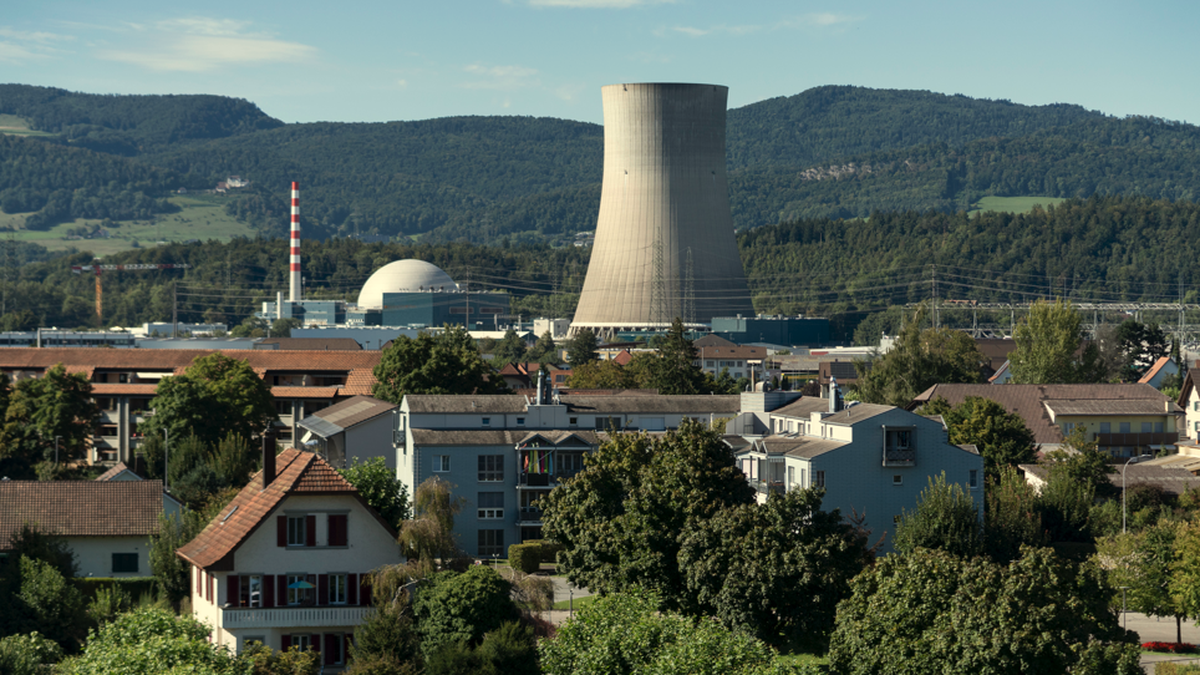 Der Kuehlturm des Kernkraftwerks Goesgen (KKG), aufgenommen am 3. September 2025 von Daeniken. Das Kernkraftwerk Goesgen wurde im Mai fuer die jaehrliche Revision vom Netz genommen. Waehrend der Revis ...