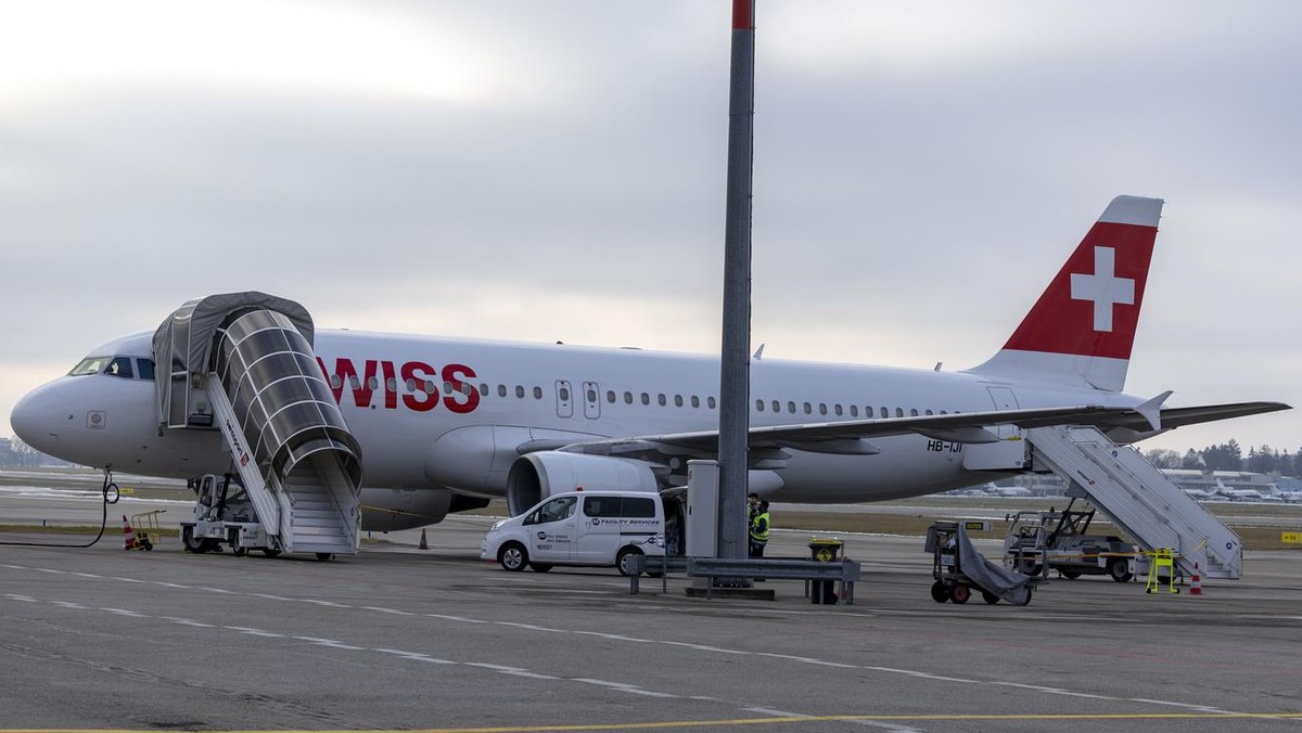 Un avion Airbus A220-100 (HB-JCM) de Swiss International Air Lines est stationne sur le tarmac de Geneve Aeroport, ce lundi 13 decembre 2021 a Geneve. (KEYSTONE/Salvatore Di Nolfi)