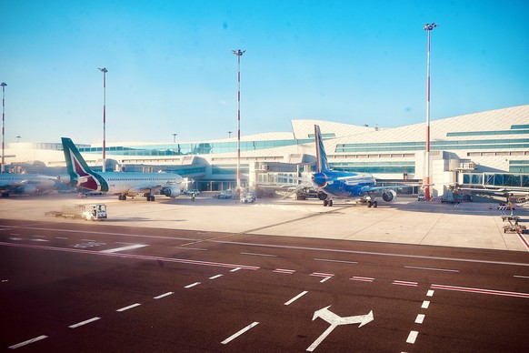 23.10.2022, Rom, Italien, Europa Flughafen Rom Fiumicino Terminal mit zwei Flugzeuge der italienischen Airline ITA mit der aktuellen und der ehemaligen Bemalung der staatlichen Fluggesellschaft Alital ...