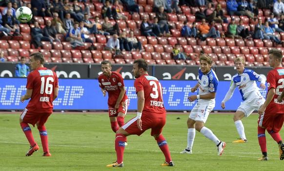 Der Grasshopper Emil Bergstroem, rechts, aussen den den 2-2 Ausgleich beim Fussballspiel der Super League Grasshopper Club Zuerich gegen den FC Sion im Stadion Letzigrund in Zuerich am Sonntag, 10. Se ...