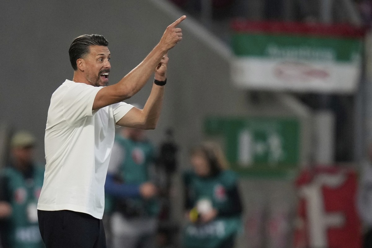 Augsburg's head coach Sandro Wagner gestures during the Bundesliga soccer match between FC Augsburg and FC Bayern Munich in Augsburg, Germany, Aug. 30, 2025. (AP Photo/Matthias Schrader)
Germany  ...