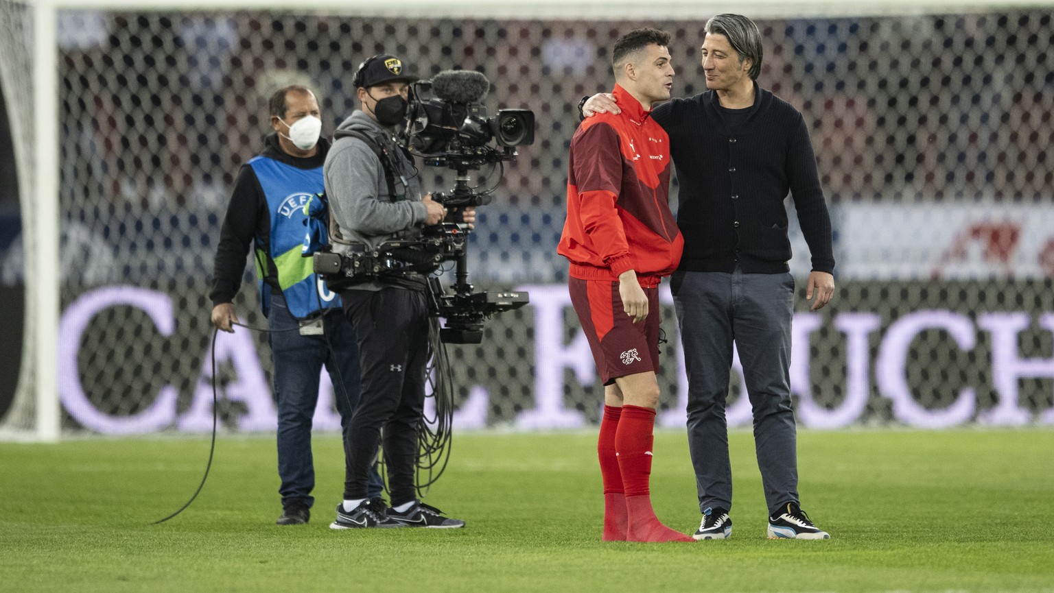 Switzerland&#039;s head coach Murat Yakin speaks with Granit Xhaka during a friendly soccer match between Switzerland and Kosovo in Zurich, Switzerland, on Tuesday, March 29, 2022. (KEYSTONE / Ennio L ...