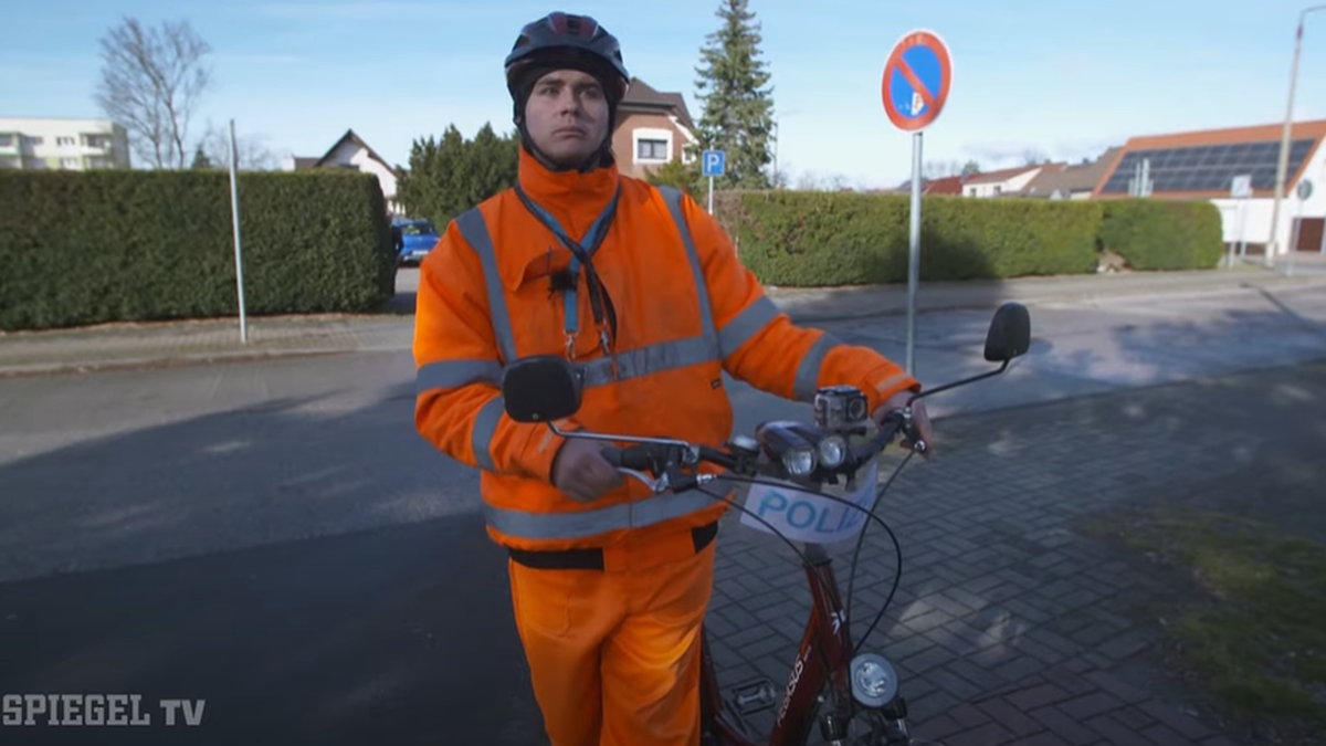 Anzeigenhauptmeister Niclas Matthei macht sich über Medien lustig