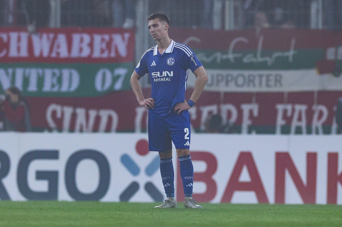 Fu�ball DFB-Pokal 2. Runde FC Augsburg - FC Schalke 04 am 29.10.2024 in der WWK Arena in Augsburg Felipe Sanchez Schalke DFB regulations prohibit any use of photographs as image sequences and/or quasi ...