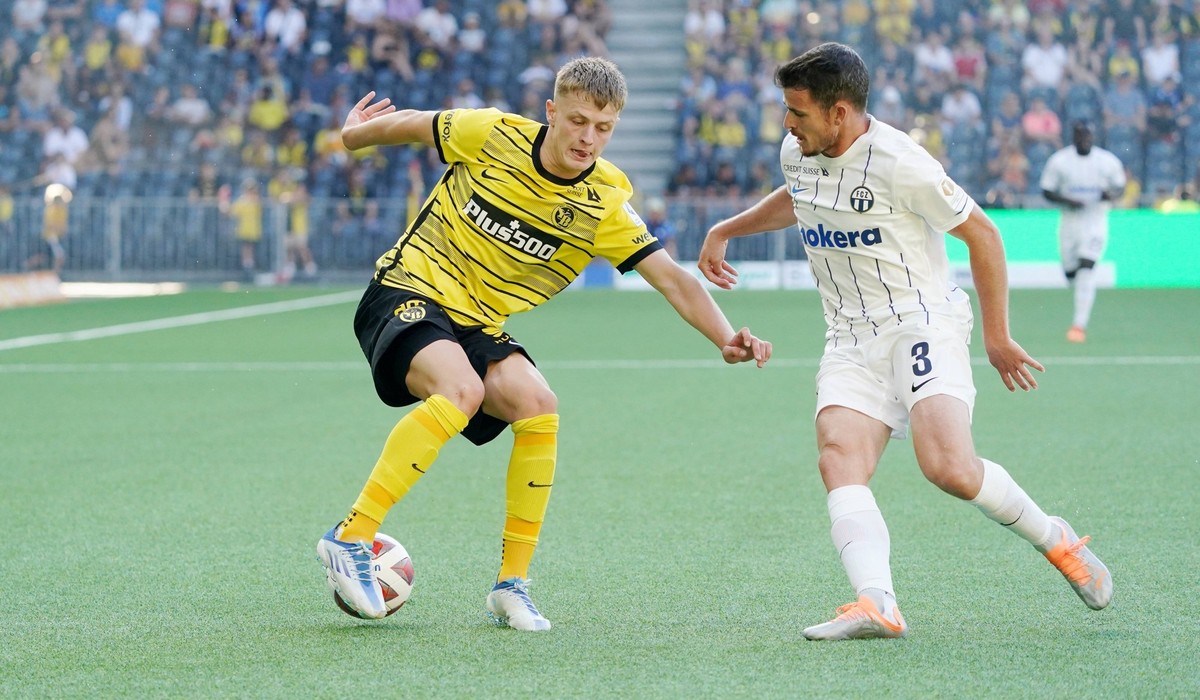 Foto Manuel Geisser 16.07.22 Fussball Herren Saison 2022/2023 Super Leage BSC Young Boys - FC Zuerich Bild : Lewin Blum YB I. gegen Adrian Guerrero FC Zuerich Aktion Zweikampf *** Photo Manuel Geisser ...