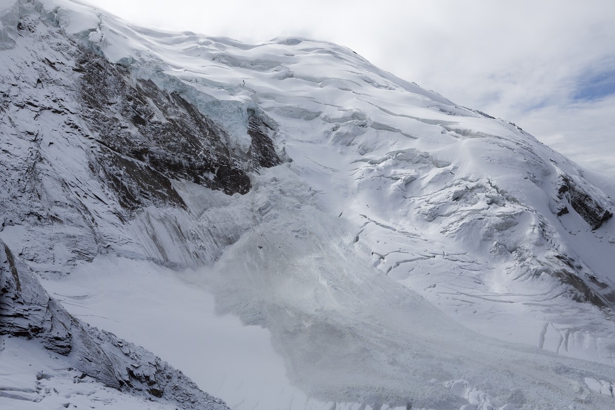 The glacial ice avalanche of the Trift Glacier in the skiing area Hohsaas above the village Saas-Grund this morning in Saas-Grund, Valais, Switzerland, Sunday, September 10, 2017. Two third of the fas ...